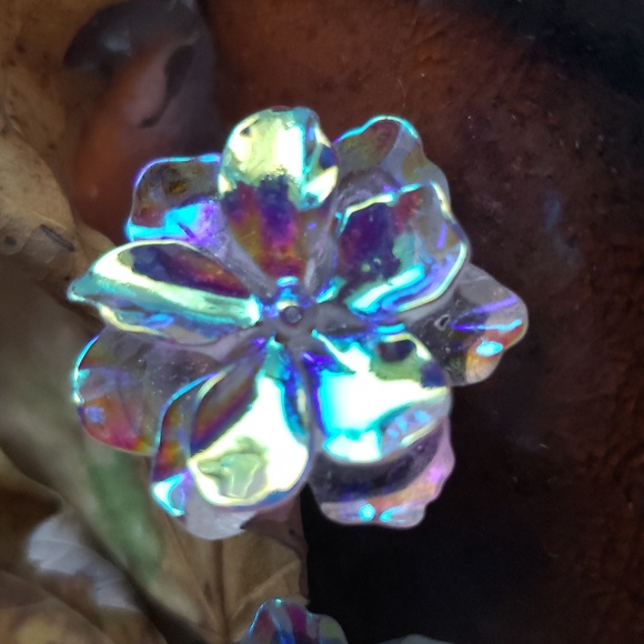 Women's Irridescent Camellia Flower Stud Earrings. NWT - Picture 8 of 13